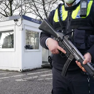 Ein Polizist steht vor einem Wachhäuschen während der Bewachung einer Synagoge.