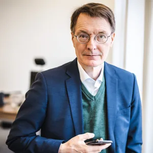 Bundesgesundheitsminister Karl Lauterbach (SPD) verteidigt die 2G-Plus-Regel für Gaststätten – und wirbt für die Impfpflicht.