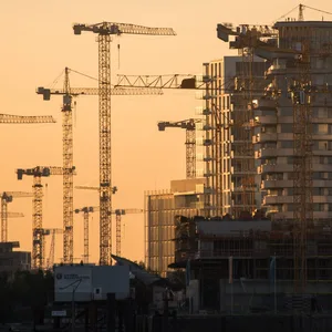 Eine Großbaustelle mit Kränen in der Morgensonne in der HafenCity (Symbolbild)