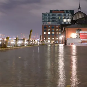 Wolken ziehen über die Fischauktionshalle während das frühmorgendliche Hochwasser Teile des Fischmarkts überflutet hat.