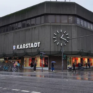 Das Karstadt-Haus an der Osterstraße fällt vor allem durch seine Fassade auf.