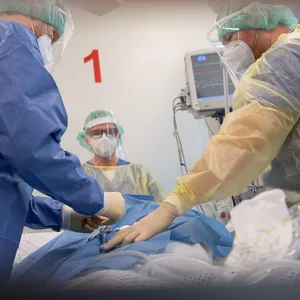 Ärzte behandeln auf der Intensivstation einen Corona-Patienten.