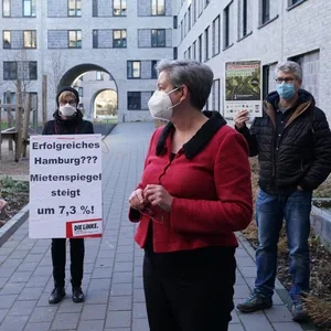 Bundesbauministerin Klara Geywitz(rechts) besuchte mit Stadtentwicklungssenatorin Dorothee Stapelfeldt (SPD) das Pergolenviertel. Im Hintergrund: Demonstranten gegen die Baupolitik.