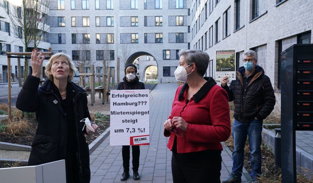 Bundesbauministerin Klara Geywitz(rechts) besuchte mit Stadtentwicklungssenatorin Dorothee Stapelfeldt (SPD) das Pergolenviertel. Im Hintergrund: Demonstranten gegen die Baupolitik.