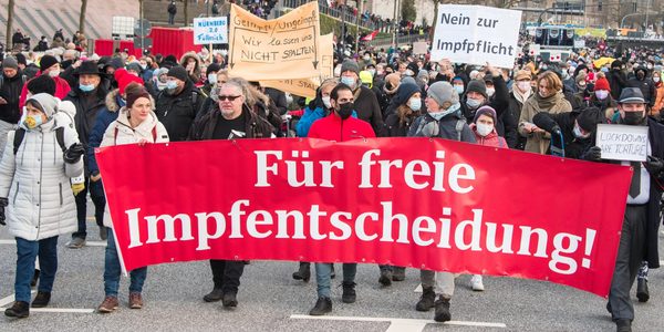 Teilnehmer einer Demonstration gegen Corona-Einschränkungen sind in der Hamburger Innenstadt unterwegs.