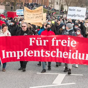 Teilnehmer einer Demonstration gegen Corona-Einschränkungen sind in der Hamburger Innenstadt unterwegs.