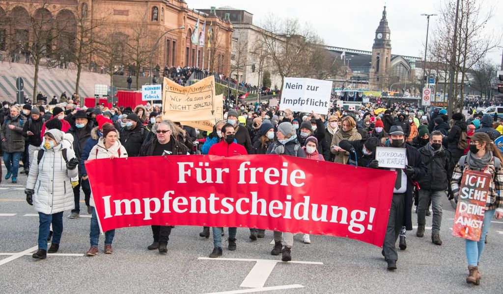 Teilnehmer einer Demonstration gegen Corona-Einschränkungen sind in der Hamburger Innenstadt unterwegs.