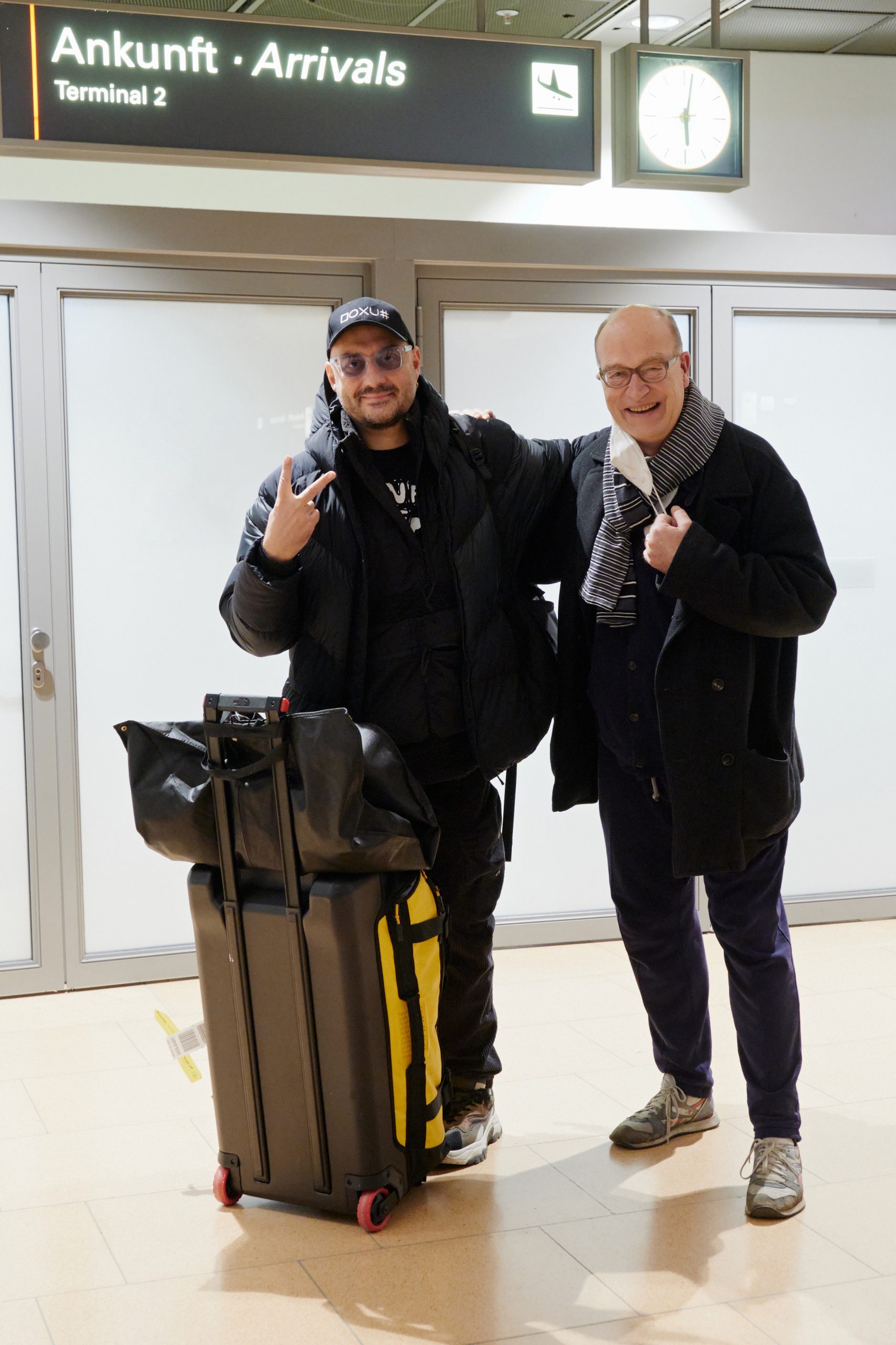 Kirill Serebrennikow und Joachim Lux in der Ankunftshalle des Hamburger Flughafens