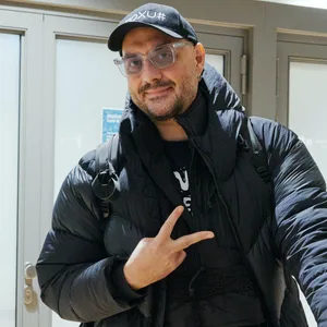 Kirill Serebrennikov lächelt und macht ein Victory-Zeichen