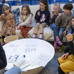 Erzieher mit Kita-Kindern