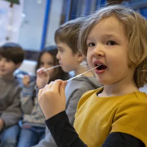 Kita-Kinder machen einen Schnelltest