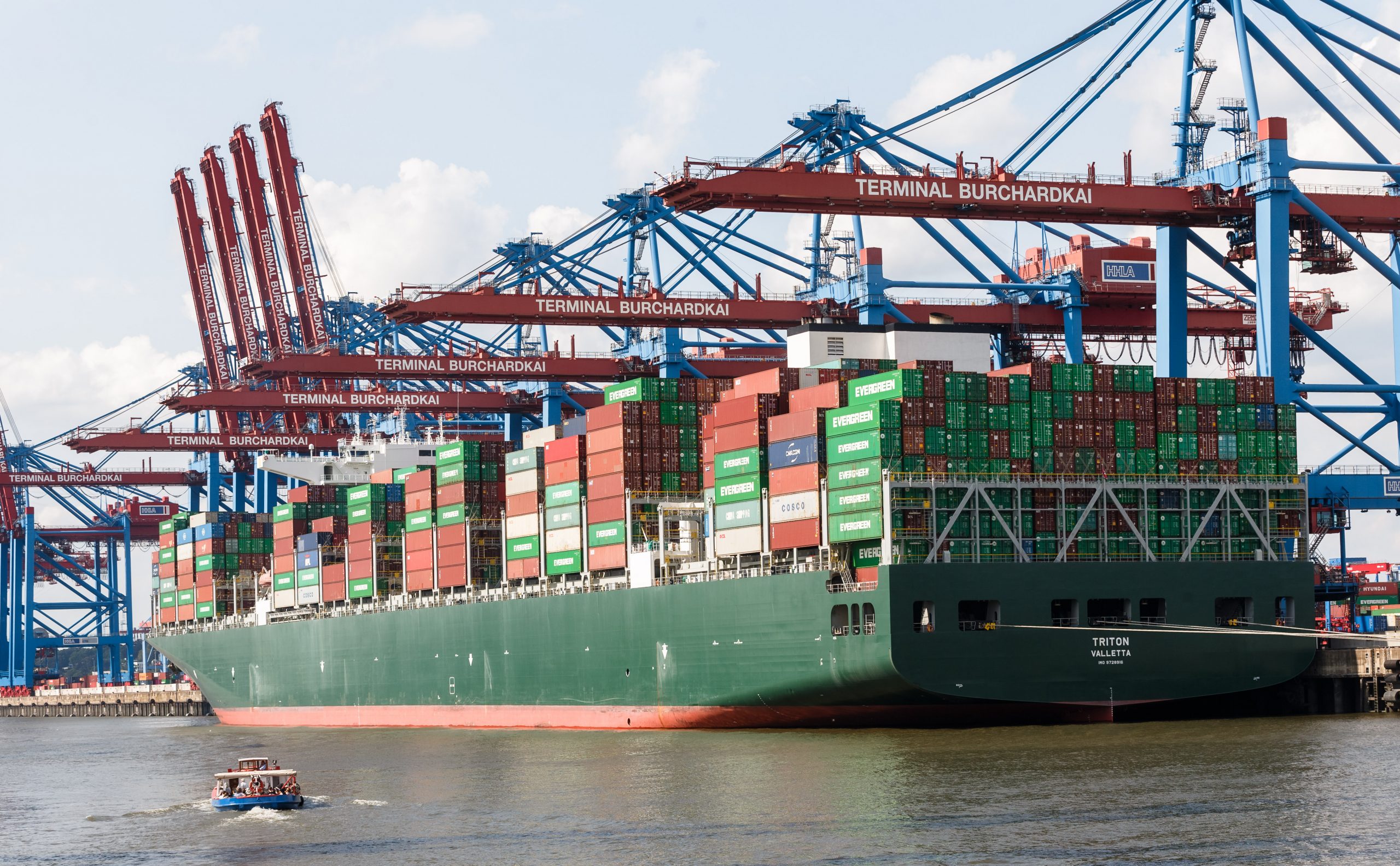 Ein Containerschiff liegt am Burchardkai im Hamburger Hafen.
