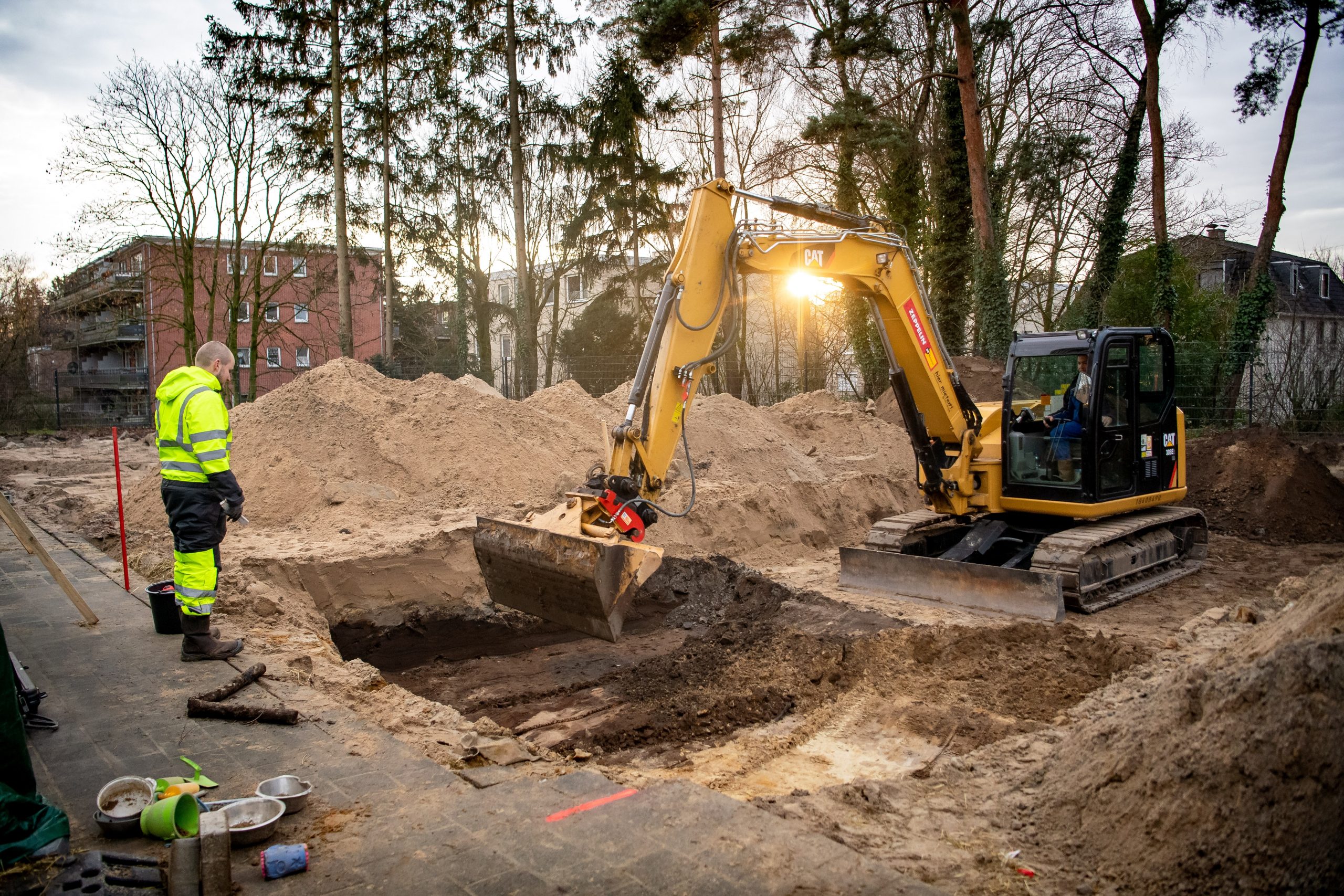 Auf dem Gelände eines Kita-Spielplatzes in Oldenburg finden Grabungsarbeiten statt – ein Kind hatte dort eine Granate gefunden.