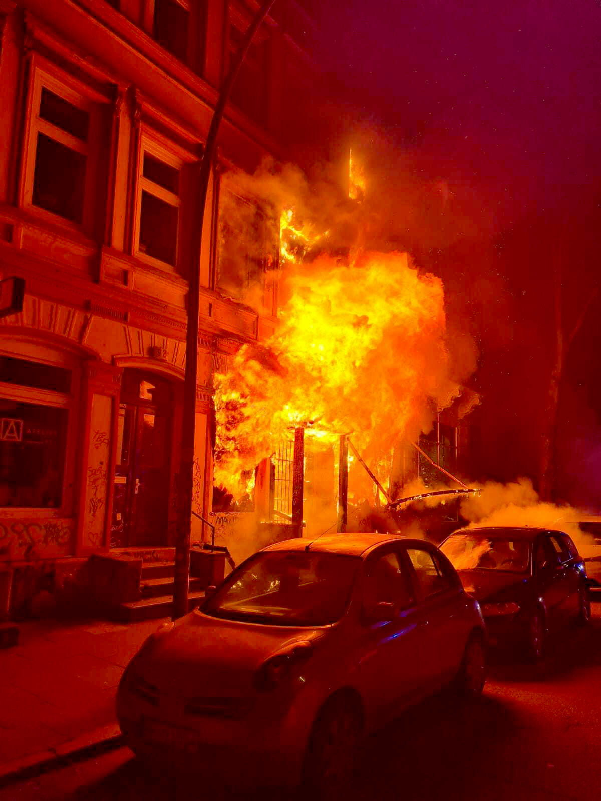 12. Januar 2022: Flammen schlagen aus der Kult-Kneipe „Nachthafen“ auf St. Pauli.
