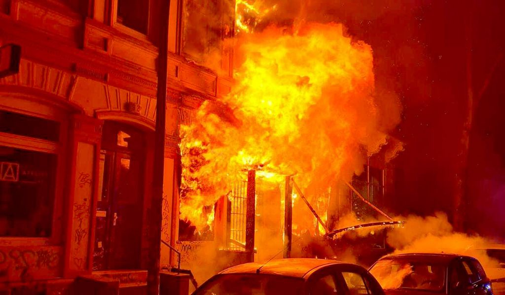 Flammen schlagen aus einem Haus in St. Pauli. Ein Brand eines Mehrfamilienhauses in Hamburg-St. Pauli hat für einen größeren Einsatz der Feuerwehr gesorgt.