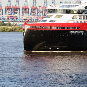 Das Kreuzfahrtschiff „Fridtjof Nansen“ im Hamburger Hafen.