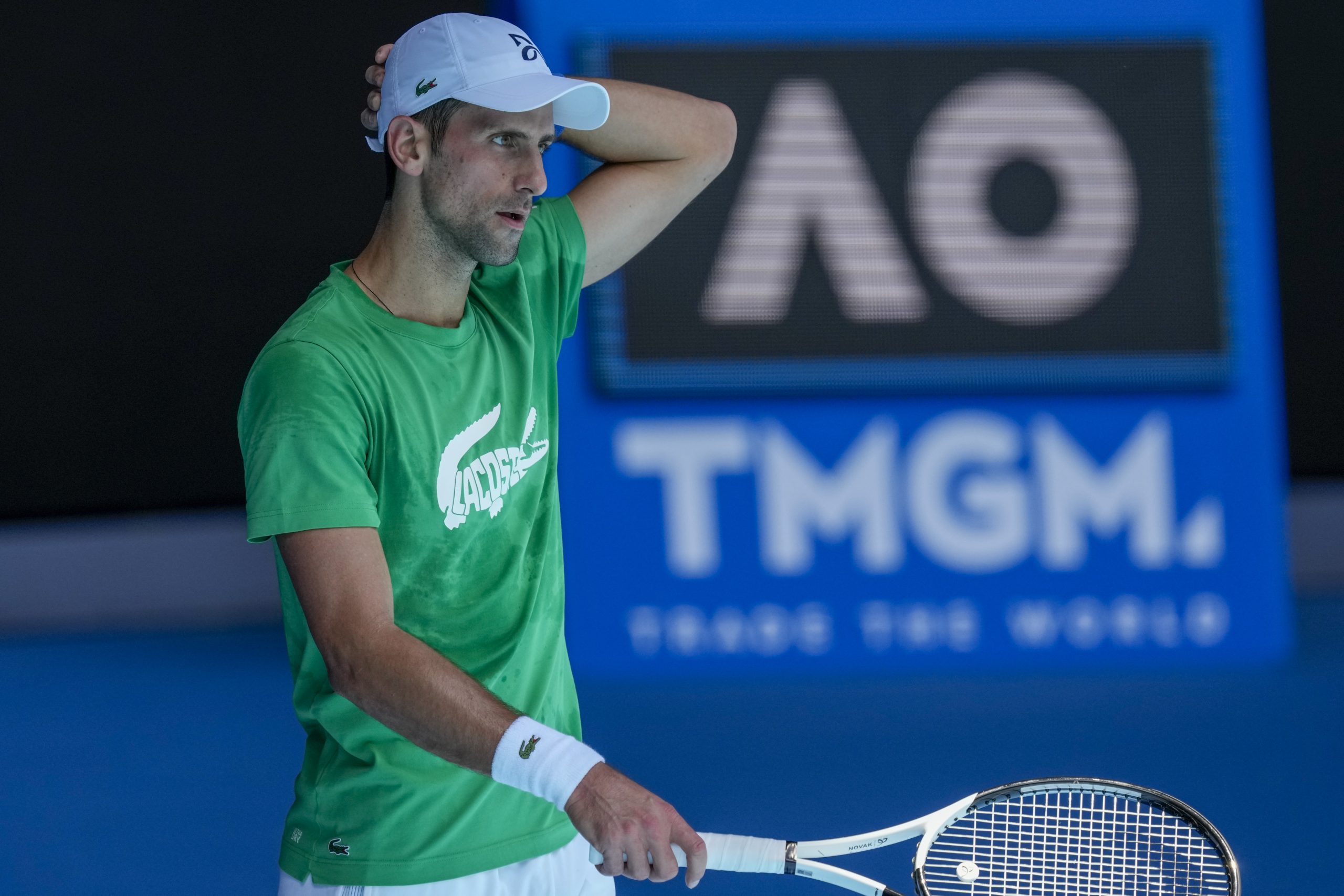 Der serbische Titelverteidiger Novak Djokovic trainiert in der Margaret Court Arena vor den Australian Open