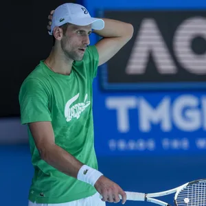 Der serbische Titelverteidiger Novak Djokovic trainiert in der Margaret Court Arena vor den Australian Open