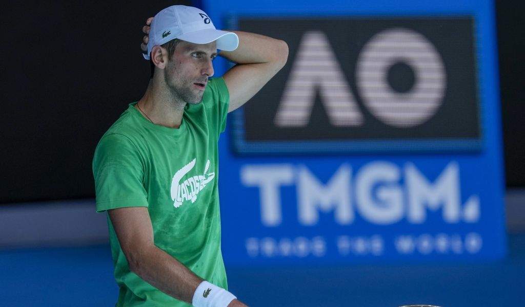 Der serbische Titelverteidiger Novak Djokovic trainiert in der Margaret Court Arena vor den Australian Open