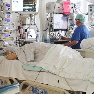 Ein Pfleger untersucht Patienten auf der Covid-19-Intensivstation im thüringischen Gera. Der Druck auf Deutschlands Kliniken wird in den nächsten Wochen zunehmen, sind sich Experten sicher.