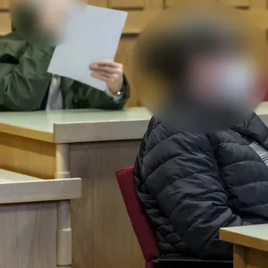 Zwei Frauen sitzen in einer Verhandlungspause in einem Saal des Amtsgerichts Ahrensburg.