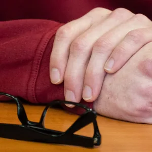 Ein Angeklagter sitzt zu Beginn eines Totschlagsprozesses im Landgericht Hildesheim. Dem Mann wird vorgeworfen, seinen etwa zwölf Wochen alten Sohn getötet zu haben, in dem er das Baby so stark schüttelte, dass der Säugling an den Folgen starb. (Archivfoto)