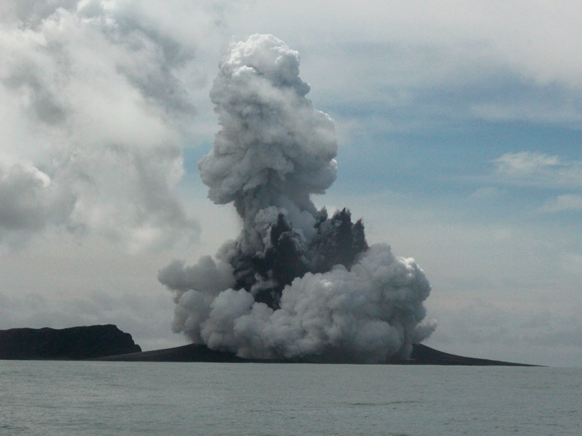 Aschewolke nach dem Ausbruch eines Untersee-Vulkans
