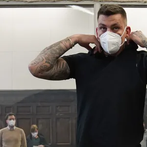 Der Rapper Gzuz (l) steht neben seinem Rechtsanwalt Christopher Posch zu Beginn der Berufungsverhandlung im Sitzungssaal im Strafjustizgebäude.