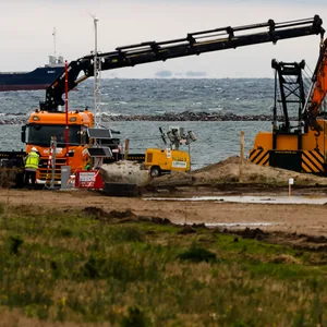 Bagger stehen auf der Baustelle, durch die der Fehmarnbelt-Tunnel verlaufen wird.
