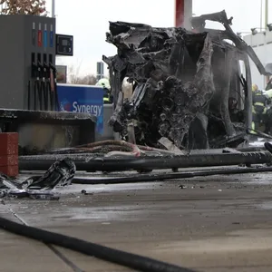 An der Raststätte Langen-Bergheim an der A45 ist ein Brand an einer Tankstelle ausgebrochen. Zwei Menschen starben.