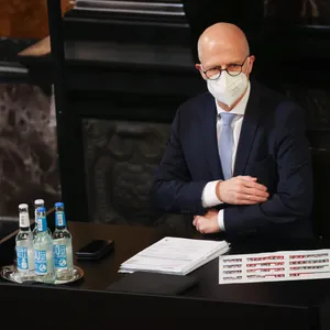 Peter Tschentscher trägt einen Mund-Nasen-Schutz während einer Sitzung der Hamburgischen Bürgerschaft