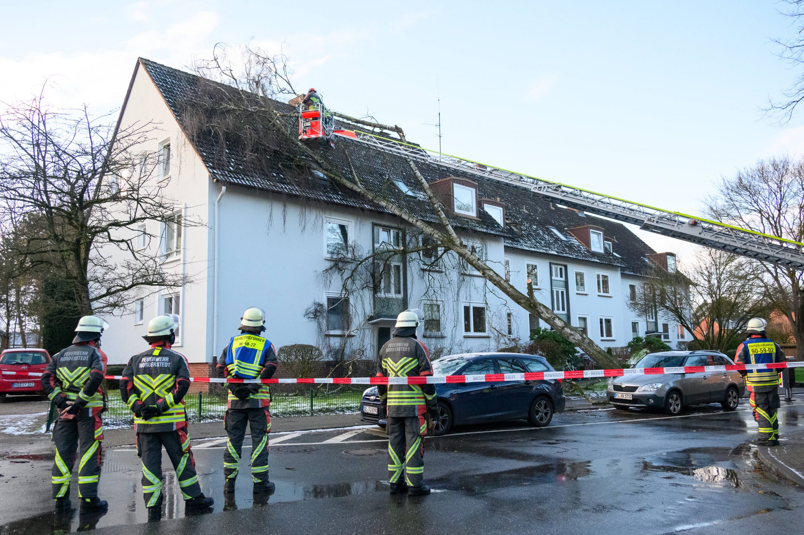In Norderstedt ist am Donnerstag ein Baum auf ein Mehrfamilienhaus gestürzt.