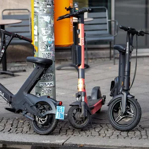 Symbolbild: Mehrere E-Scooter stehen auf dem Bürgersteig