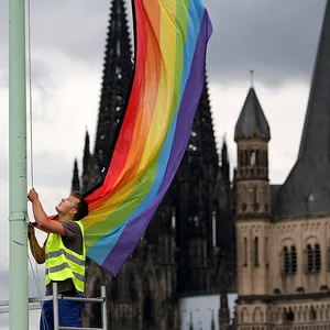 Regenbogenflagge vor Kirche