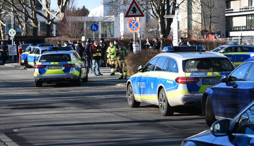 Polizei-Fahrzeuge stehen am Montag am Gelände der Heidelberger Universität.