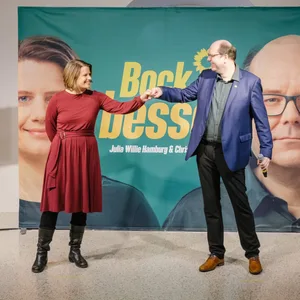 Die Spitzenkandidaten Julia Willie Hamburg und Christian Meyer (beide Bündnis 90/Die Grünen) stehen bei der Pressekonferenz im Landtag zur Vorstellung der beiden Spitzenkandidaten der Grünen für die kommende Landtagswahl in Niedersachsen.
