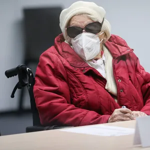 Die 96-jährige Angeklagte Irmgard F. sitzt zu Beginn des Prozesstages im Gerichtssaal.