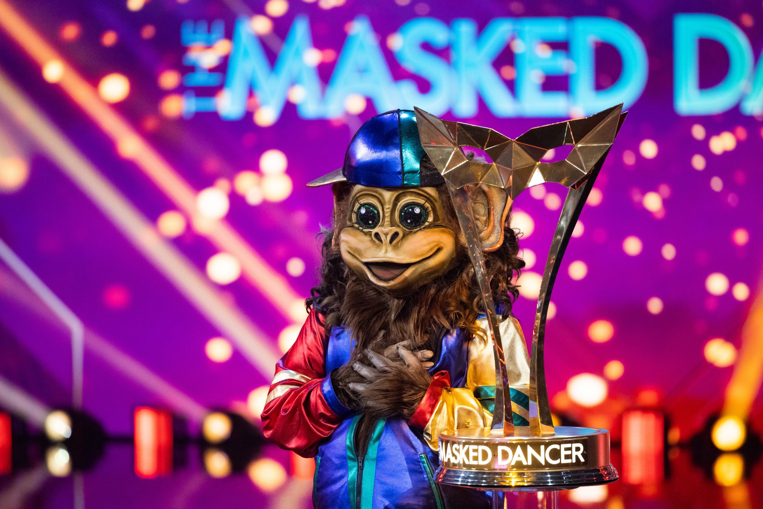 Die siegreiche Figur „Der Affe“ steht in der Prosieben-Show „The Masked Dancer“ neben seinem Siegerpokal.