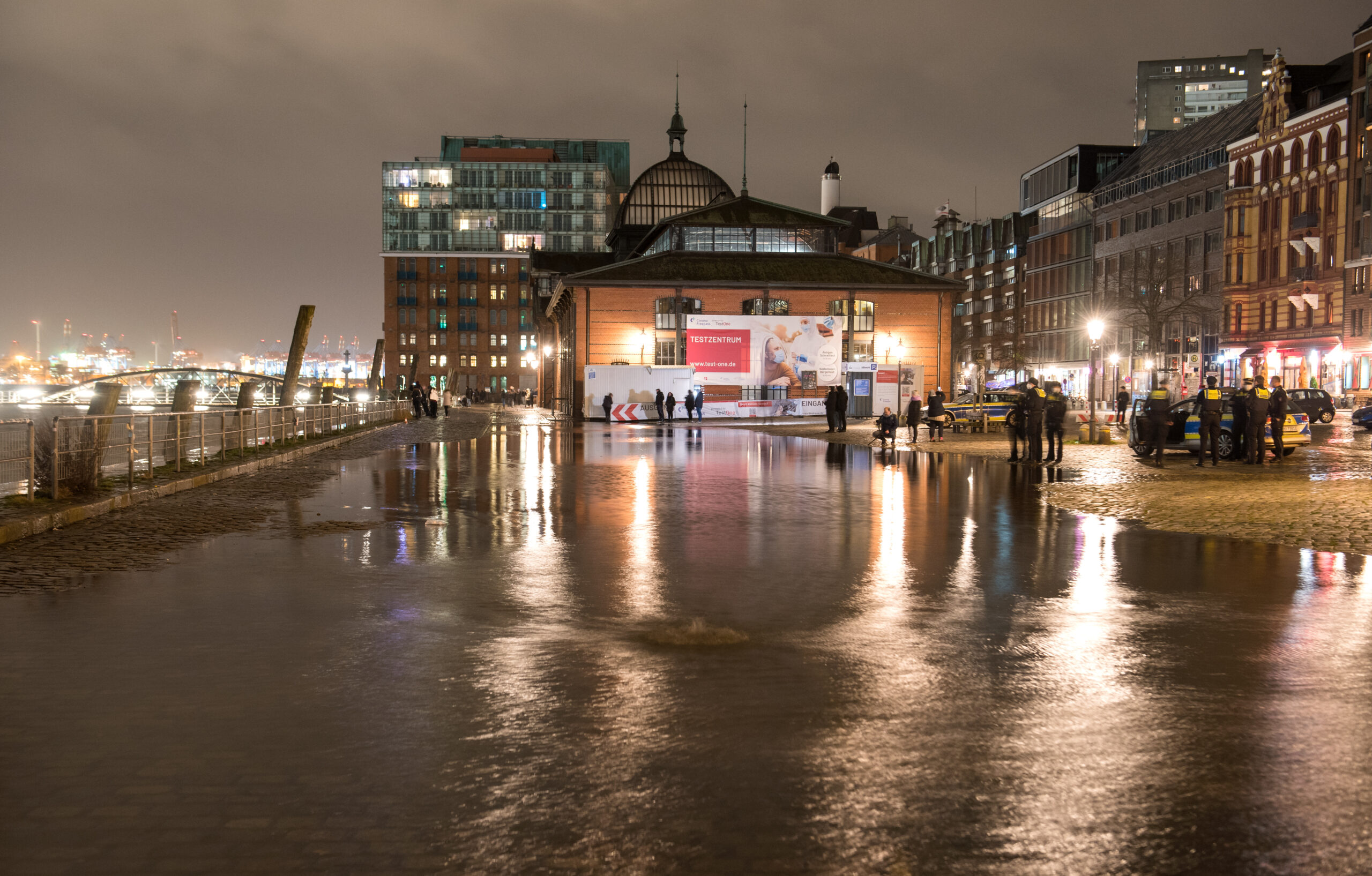 Der Fischmarkt mit der Fischauktionshalle steht am späten Donnerstagabend während des Hochwassers der Elbe teilweise unter Wasser.