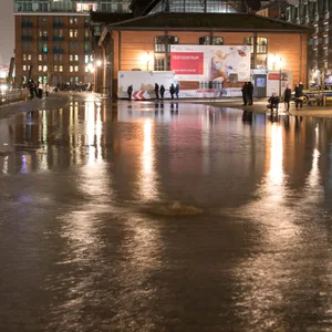 Der Fischmarkt mit der Fischauktionshalle steht am späten Donnerstagabend während des Hochwassers der Elbe teilweise unter Wasser.