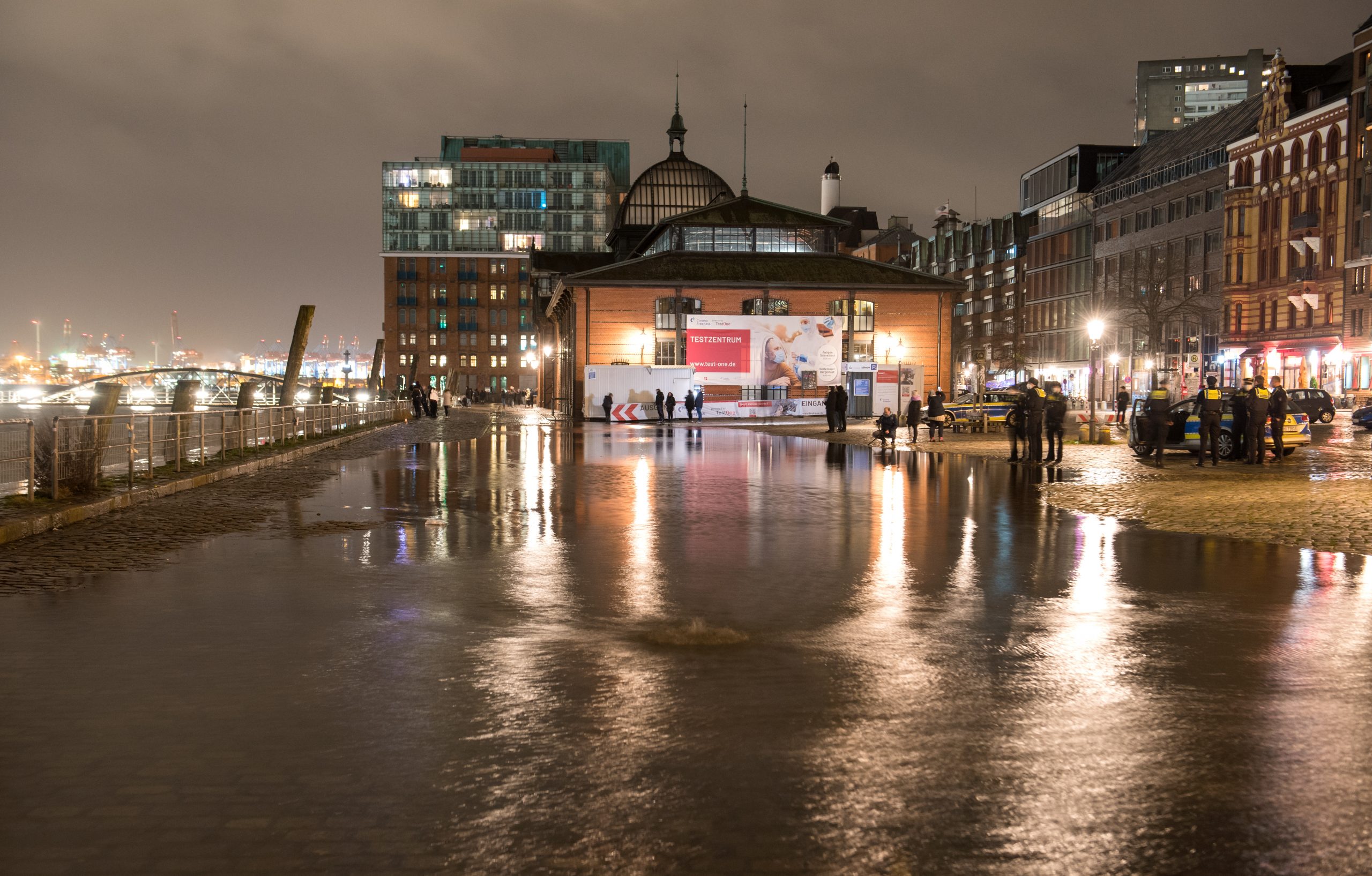 Der Fischmarkt mit der Fischauktionshalle steht am späten Abend während des Hochwassers der Elbe teilweise unter Wasser.