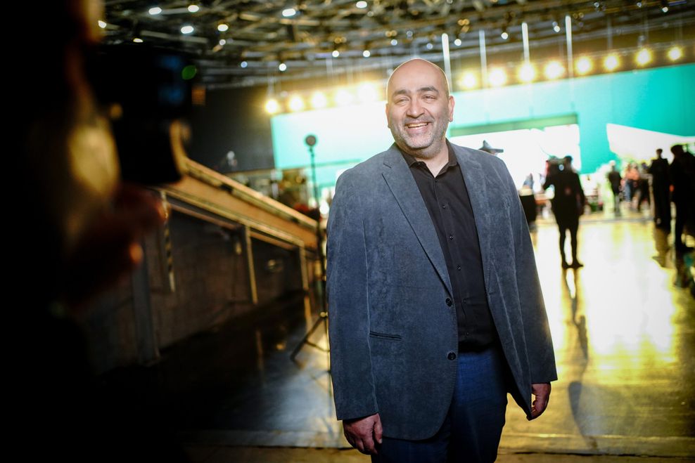 Omid Nouripour lächelt auf dem Bundesparteitag der Grünen in eine Kamera