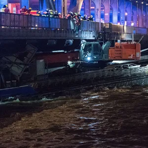 Schiff hängt unter Brücke fest