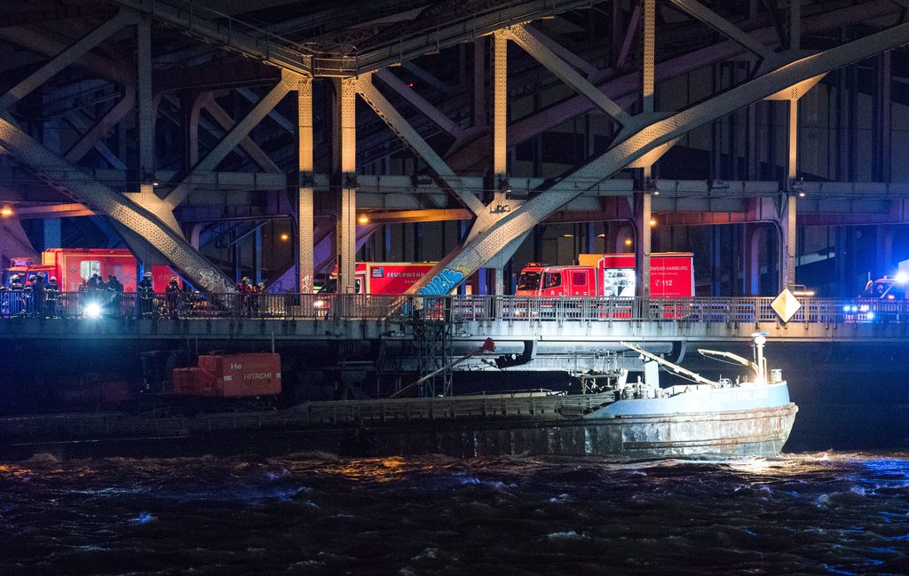 Das Schiff war beim Durchfahren der Brücke im starken Sturm mit dem Steuerhaus an der Brücke hängengeblieben und hat sich dabei verklemmt.