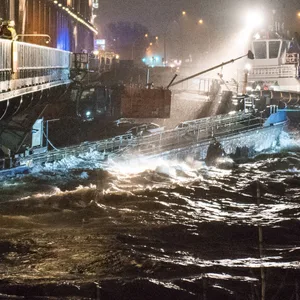 Unter den Freihafenelbbrücken steckte am Samstagabend ein Schiff fest.