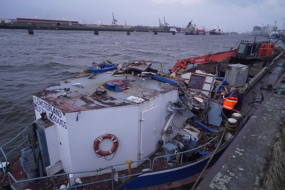 Stark beschädigt wurde das Binnenschiff am Kirchenpauerkai fest gemacht.