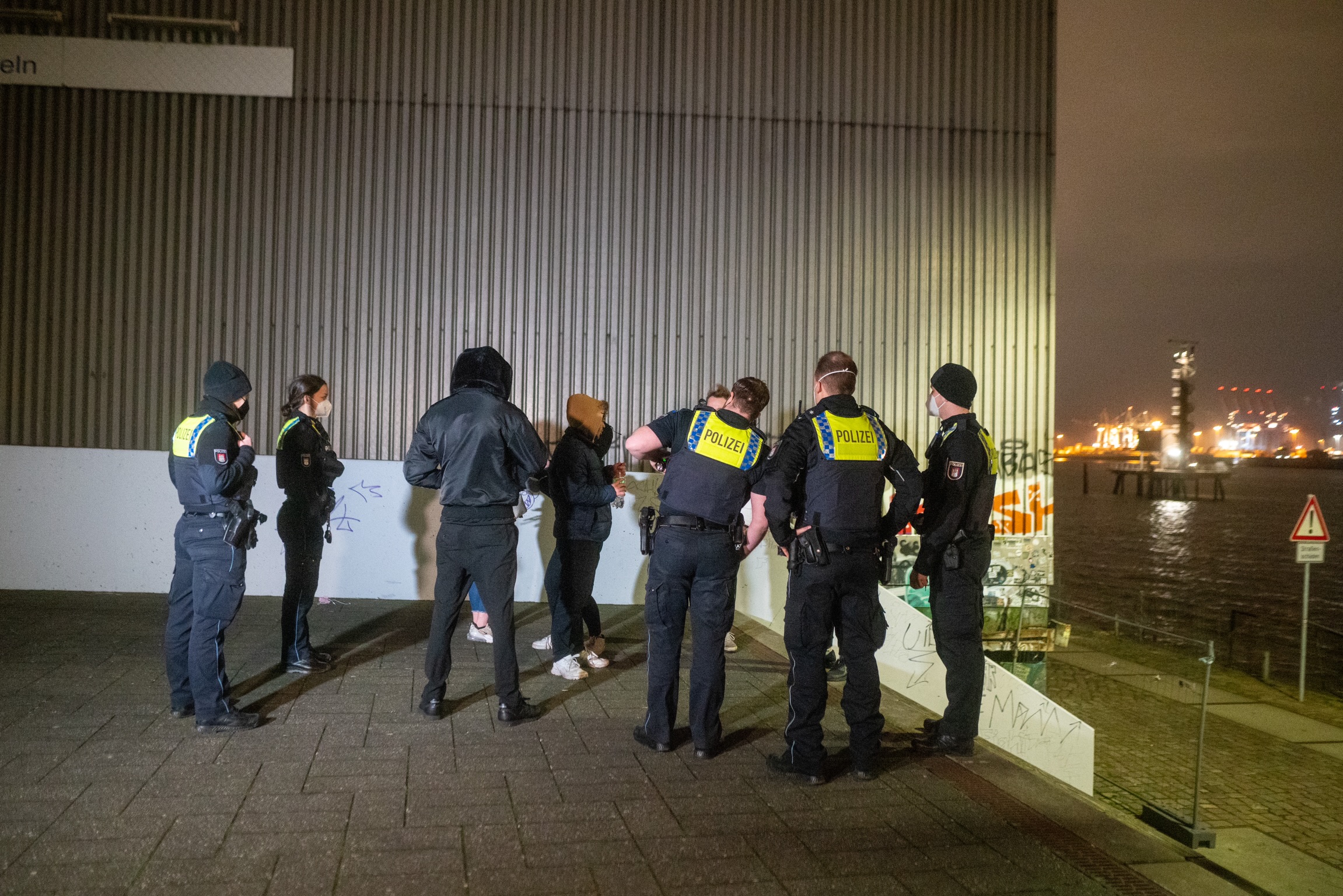 Polizeibeamte kontrollieren die Jugendlichen in Hamburg-Altona.