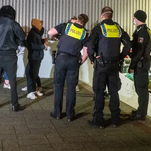 Polizeibeamte kontrollieren die Jugendlichen in Hamburg-Altona.