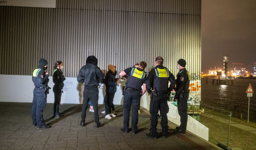 Polizeibeamte kontrollieren die Jugendlichen in Hamburg-Altona.