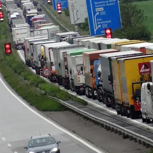 Das Kreuz Rendsburg auf der A7: Hier wurde der LKW-Fahrer erwischt.